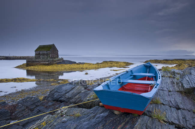 Barca e capanna di legno a riva, Blue Rocks, Nuova Scozia, Canada
. — Foto stock