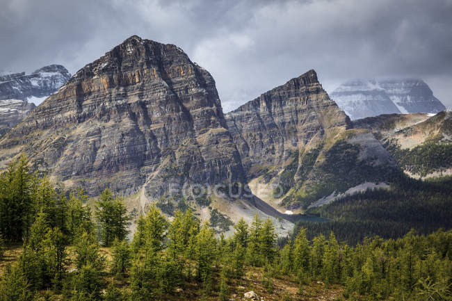 Pharoh Peaks y bosques verdes en Egipto Lago área del Parque Nacional Banff, Alberta, Canadá . - foto de stock