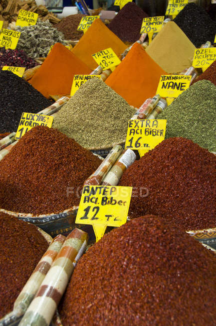 Especias en contenedores en el mercado local, Estambul, Turquía - foto de stock