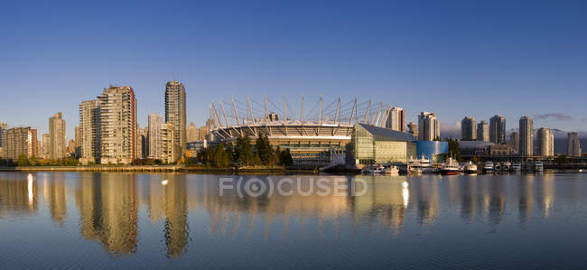 Ciudad skyline con estadio y Falso Creek de Vancouver, Columbia Británica, Canadá - foto de stock