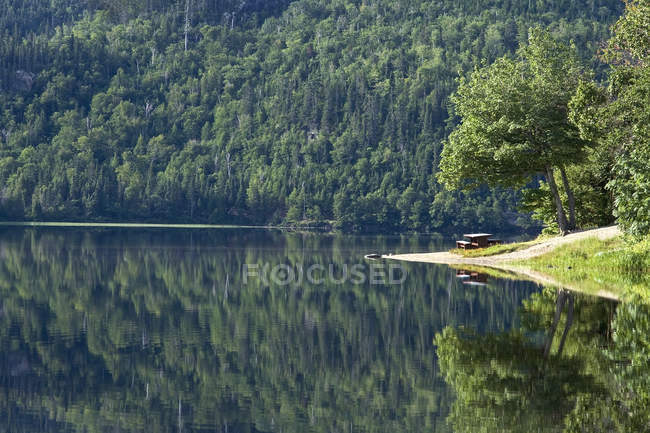 Área de piquenique por lago tranquilo perto de Baie-Sainte-Catherine, Charlevoix, Quebec, Canadá — Fotografia de Stock