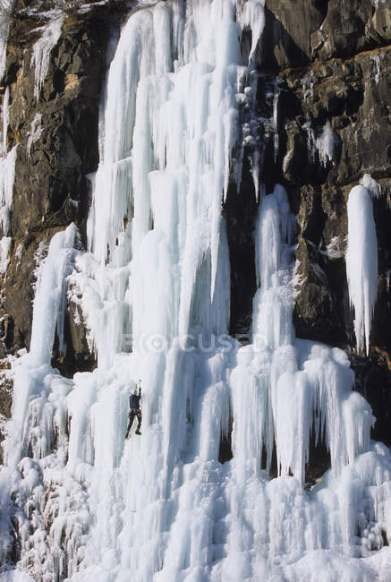 Um escalador de gelo ascendendo a Miss Dunsters WI5, Grand Manan Island, New Brunswick, Canadá — Fotografia de Stock