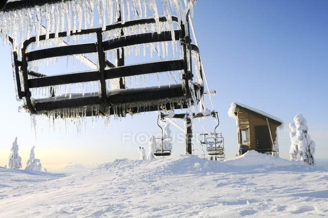 Cadeiras de esqui cobertas de icicles em Mount Seymour Provincial Park, British Columbia, Canadá — Fotografia de Stock