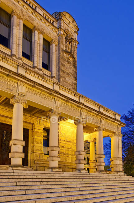 Étapes et colonnes à l'arrière de l'Assemblée législative de la Colombie-Britannique, Victoria, Colombie-Britannique, Canada — Photo de stock