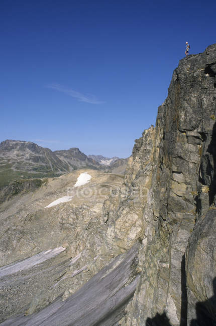 Hombre de pie sobre acantilados de Lizzy Creek Trail, Pemberton, Columbia Británica, Canadá . - foto de stock
