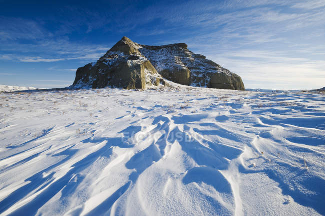 Paisaje invernal con Castle Butte rock en Big Muddy Badlands, Saskatchewan, Canadá - foto de stock