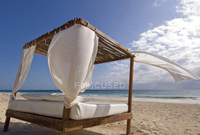 Cama de sol em Tulum Beach em Quintana Roo, México — Fotografia de Stock