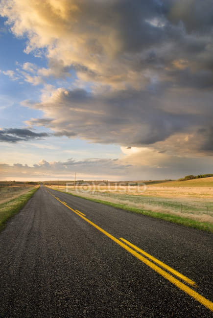 Céu dramático sobre rural Horse Creek Road perto de Cochrane, Alberta, Canadá — Fotografia de Stock