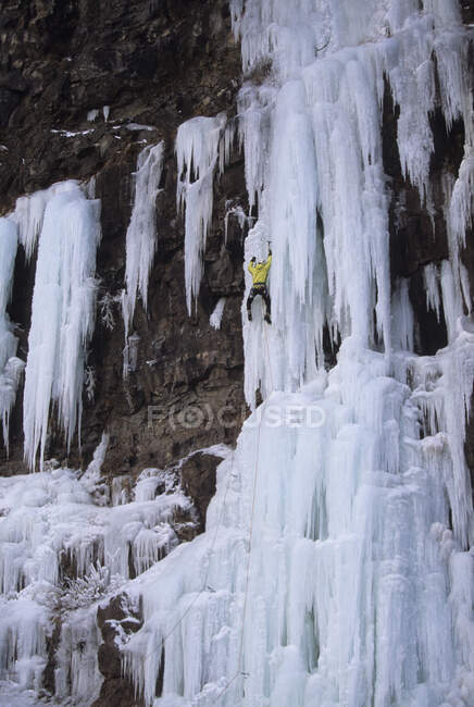 Un arrampicatore su ghiaccio che si fa strada nel Wiser Deluxe WI 5, Grand Manan Island, New Brunswick, Canada — Foto stock