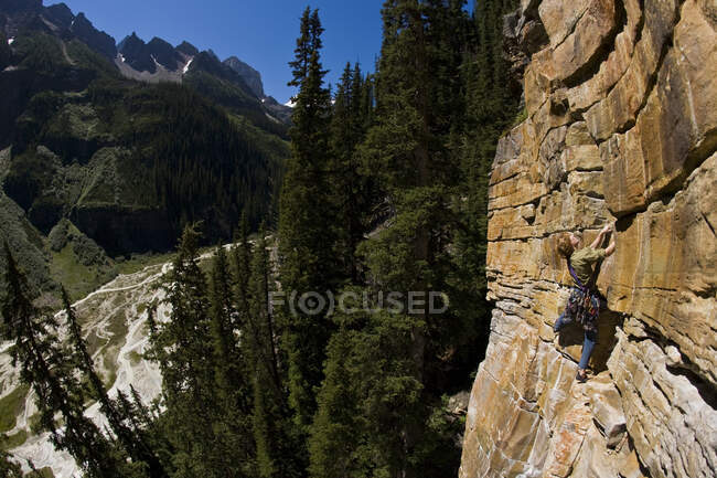 Männlicher bergsteiger bergauf am louise see, felsige berge, alberta, kanada. — Stockfoto