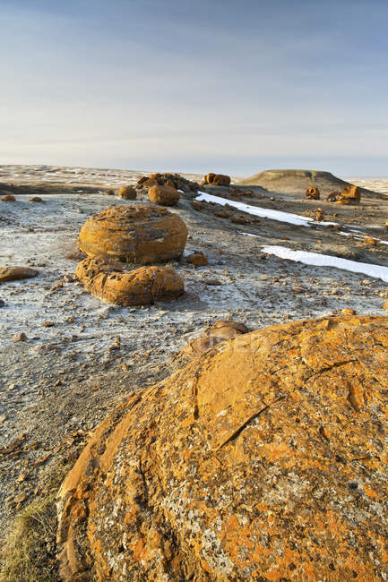 Formazioni di coulee rocciose rosse in un paesaggio arido nel sud-est dell'Alberta, Canada — Foto stock