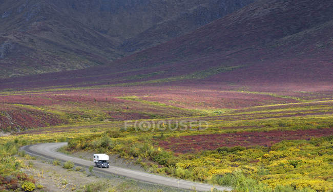 Camper van on Dempster Highway, Tombstone Territorial Park, Yukon Territory, Canadá — Fotografia de Stock