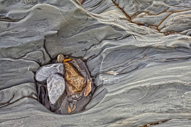 Modello naturale di parete di roccia erosa sulla riva del fiume, cornice completa . — Foto stock