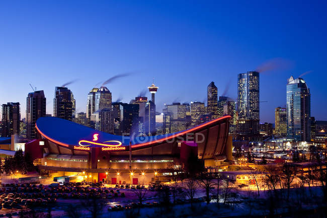 Calgary skyline iluminado à noite, Calgary, Alberta, Canadá . — Fotografia de Stock