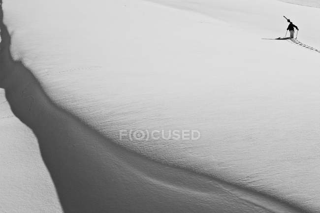 Silhouette des Skifahrers bergauf zum chester lake, kananaskis, alberta, canada — Stockfoto