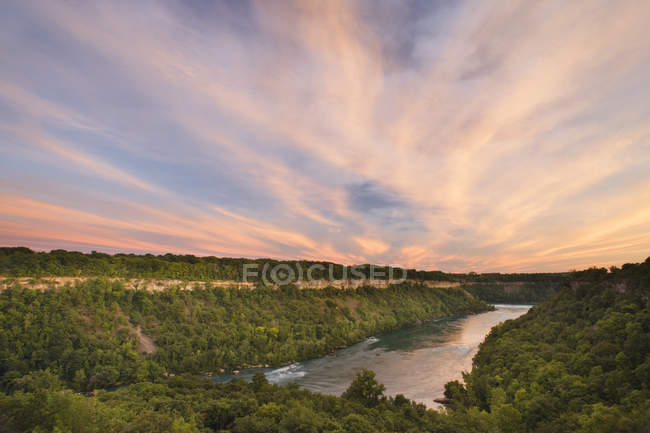 Vista de alto ângulo do rio Niagara na floresta da Reserva Natural de Niagara Glen, Cataratas do Niágara, Ontário, Canadá — Fotografia de Stock