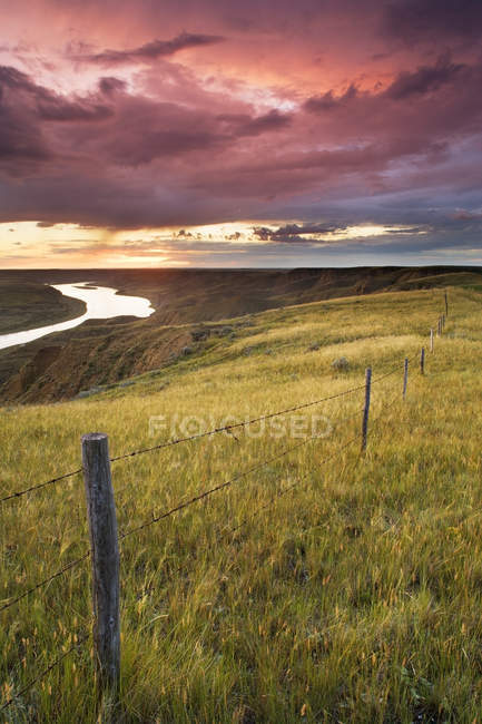 Rio Saskatchewan do Sul e prado rural perto de Leader, Saskatchewan, Canadá — Fotografia de Stock