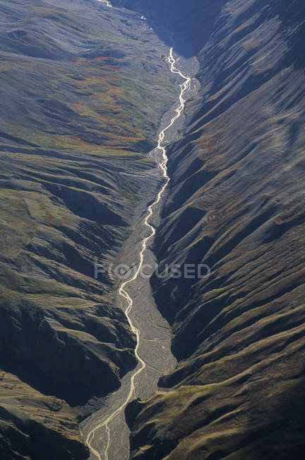 Vista aérea del lecho del río en el Parque Nacional Kluane, Yukón, Canadá
. - foto de stock