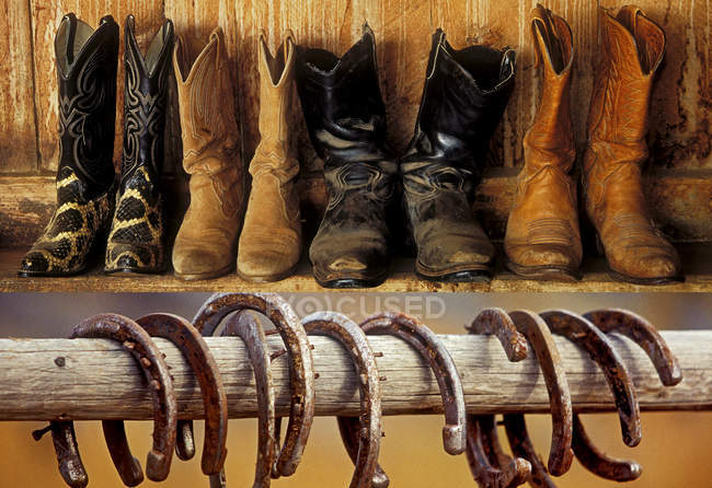 Motivo occidentale con stivali da cowboy e ferri di cavallo in mostra — Foto stock