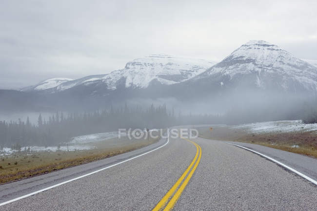 Leere und neblige Autobahn im Ellenbogental, kananaskis country, alberta, canada — Stockfoto