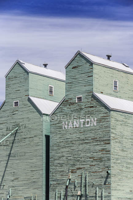 Elevadores históricos de granos en Nanton, Alberta, Canadá - foto de stock