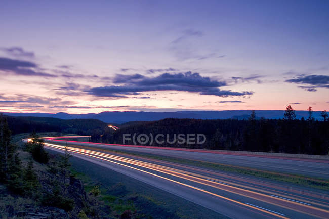Tráfico fluyendo en la autopista Coquihalla entre Kamloops y Merritt, región Thompson Okanagan, Columbia Británica, Canadá - foto de stock