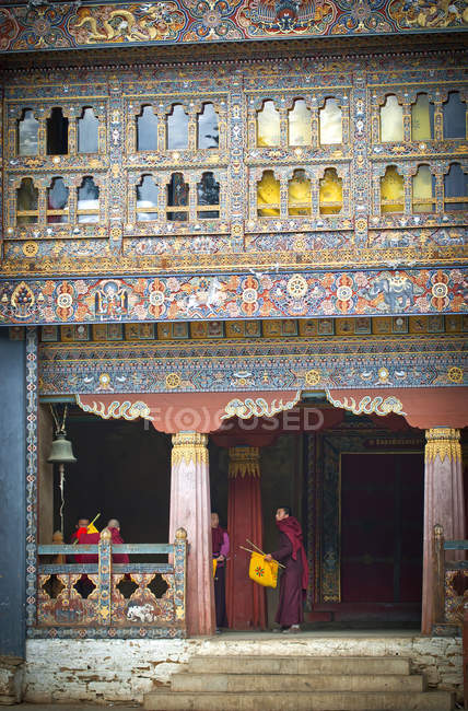 Jeunes moines à l'entrée du temple Gangtey Gompa dans le village de Gangtey, au Bhoutan . — Photo de stock