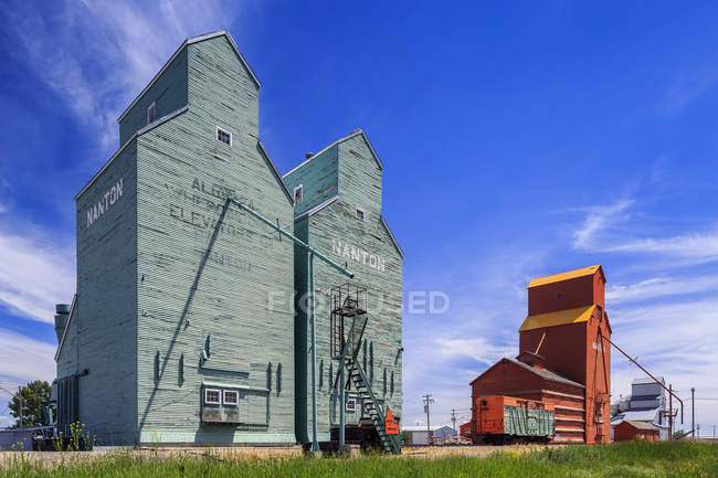 Silos à grains historiques à Nanton, Alberta, Canada — Photo de stock