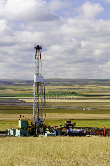 Perforación de precisión para perforación de petróleo junto al campo de trigo cerca de Milo, Alberta, Canadá - foto de stock