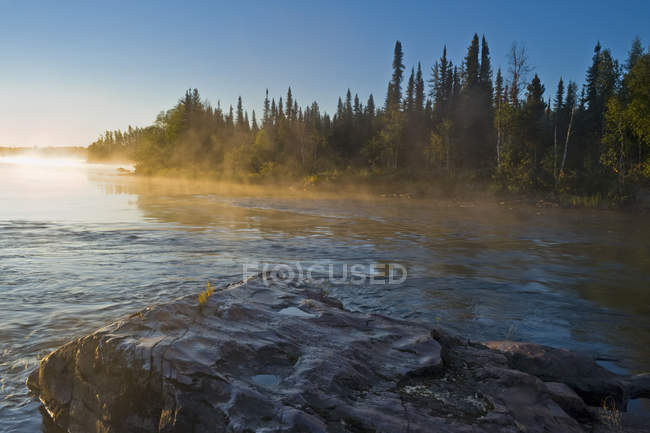 Nebbia sulla foresta e sul fiume Clearwater, Clearwater River Provincial Park, Saskatchewan settentrionale, Canada — Foto stock