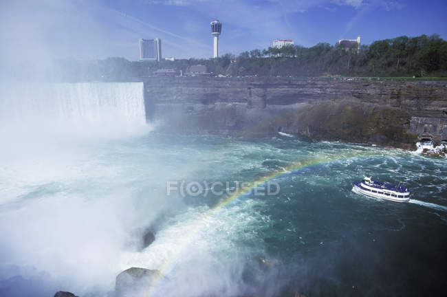 Horseshoe Falls e barco de turismo sob arco-íris na água em Niagara Falls, Ontário, Canadá . — Fotografia de Stock