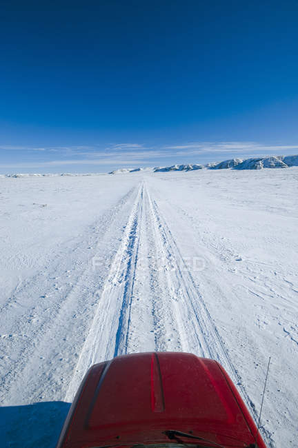 Vista recortada del camión en la carretera trasera en invierno, Big Muddy Valley, Saskatchewan, Canadá - foto de stock