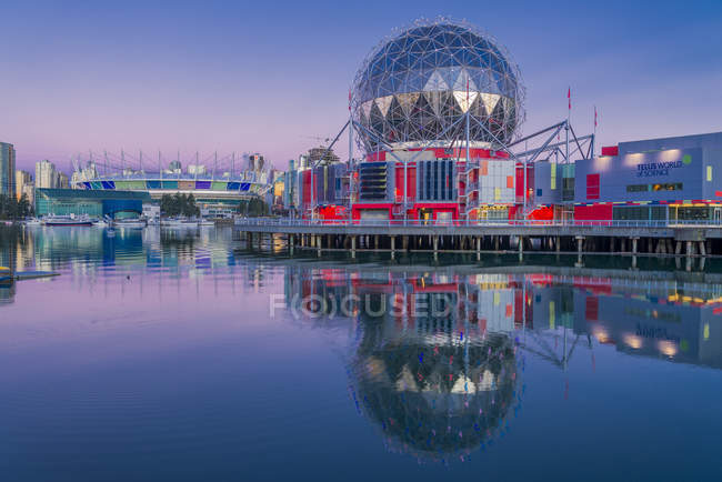 Dragon boats and Telus World of Science dome, False Creek, Vancouver, British Columbia, Canadá , — Fotografia de Stock