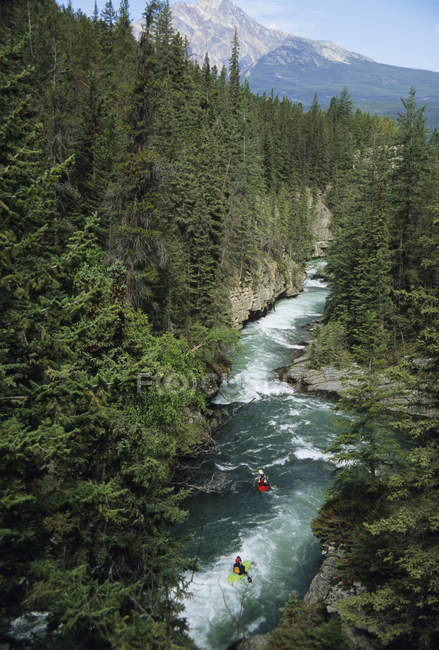 Каякеры, управляющие рекой Малинь, Национальный парк Джаспер, Альберта, Канада — стоковое фото