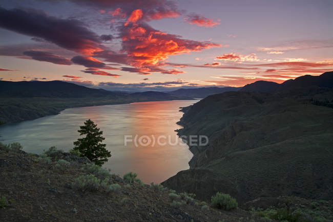 Battle Bluffs of Kamloops during spectacular sunset, Thompson Okanagan region, British Columbia, Canada — Stock Photo