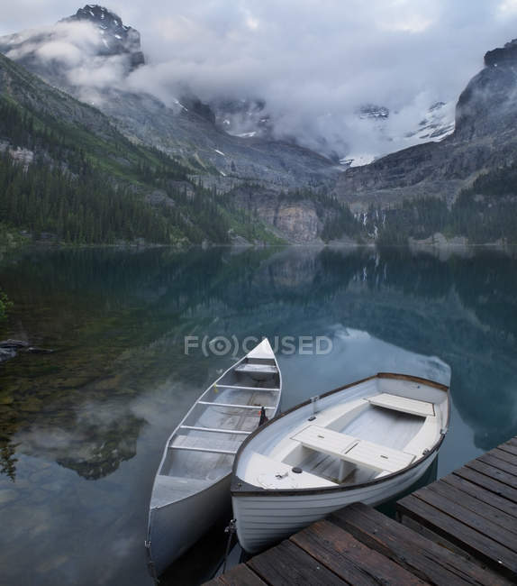 Каноэ пришвартованы на пирсе озера Охара в Национальном парке Йохо, Британская Колумбия, Канада — стоковое фото