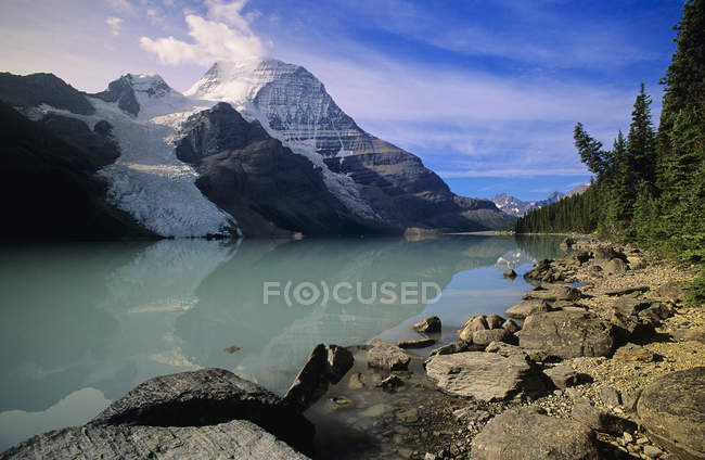 Mount robson reflektiert im bergsee, mount robson provinzpark, britisch columbia, kanada. — Stockfoto