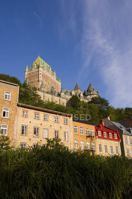 Chateau Frontenac with classic buildings on street in morning light, Quebec, Canada. — Stock Photo