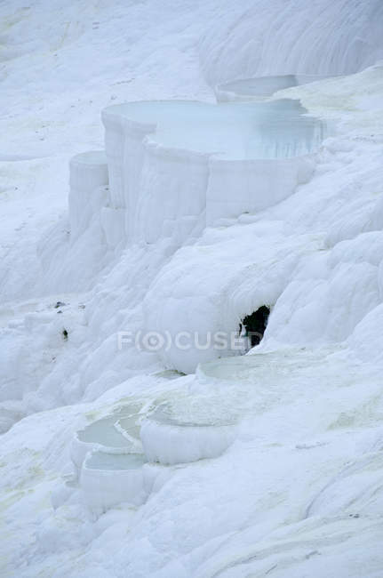 Pamukkale hot springs and terraces of carbonate minerals in flowing water in Denizli Province, Turkey — Stock Photo