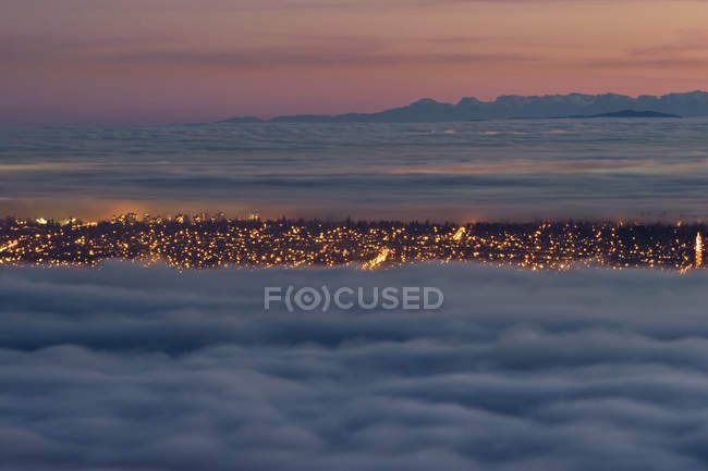 Ванкувер и Нижний материк в тумане и облаках на закате, Британская Колумбия, Канада — стоковое фото