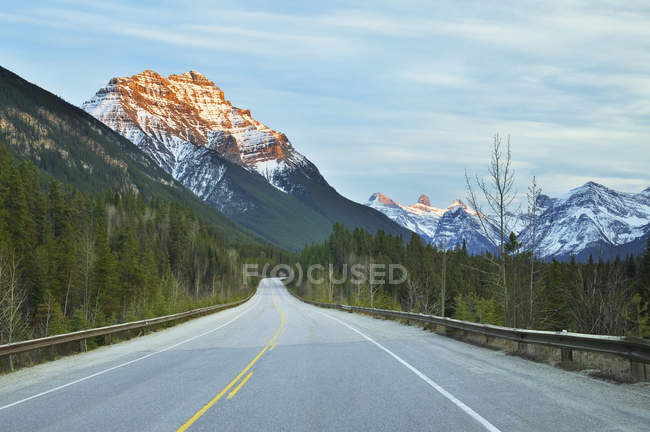 Mount Kerkeslin and Icefields Parkway, Jasper National Park, Alberta, Canadá . - foto de stock