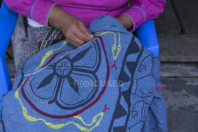 Primer plano de la mujer local realizando bordados de Ayahuasca, Iquitos, Perú - foto de stock