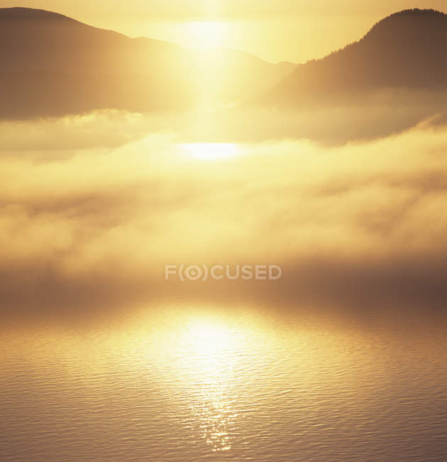 Amanecer dorado en Howe Sound, Columbia Británica, Canadá . - foto de stock