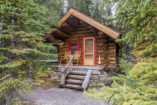 Cabin in woods in Yoho National Park, British Columbia, Canada — Stock Photo
