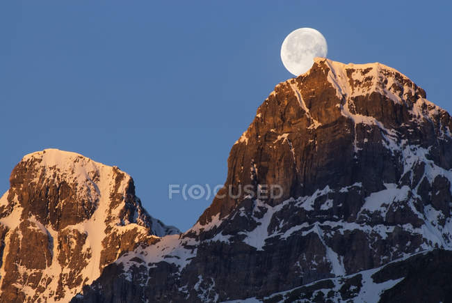 Mond über schneebedecktem Mount Chephren im Banff Nationalpark, alberta, Kanada — Stockfoto