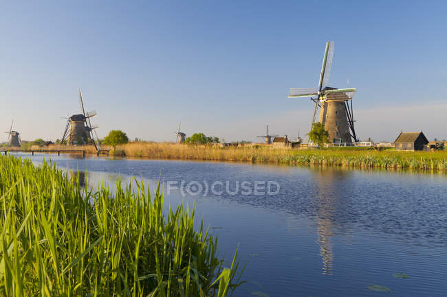 Moulins à vent historiques par l'eau à Kinderdijk, Hollande-Méridionale, Pays-Bas — Photo de stock