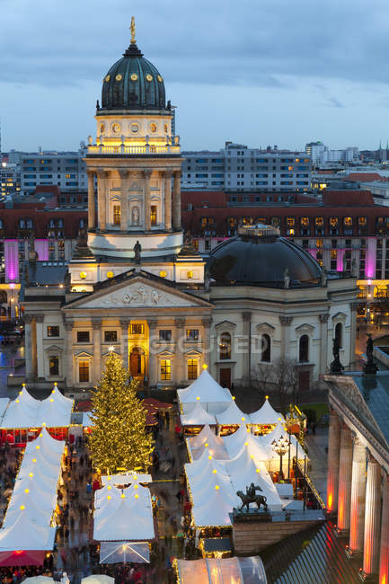 Visão geral do Mercado de Natal de Gendarmenmarkt, Berlim, Alemanha — Fotografia de Stock