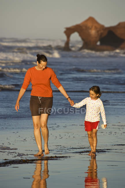 Donna con figlia che cammina mano nella mano sulla spiaggia di Profitts Point vicino a Darnley, Prince Edward Island, Canada . — Foto stock
