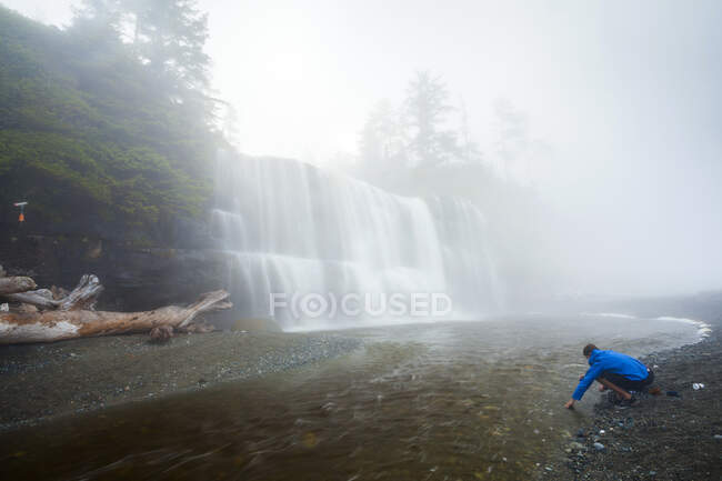 Wanderer waschen Hände und Geschirr, Morgen, Campingplatz Tsusiat Falls, West Coast Trail, Pacific Rim National Park Reserve, Vancouver Island, BC, Kanada. — Stockfoto