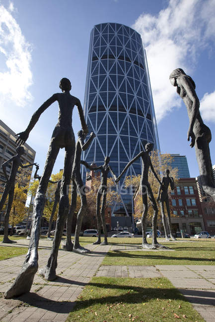 Familia del Hombre esculturas contra edificio moderno en Calgary, Alberta, Canadá
. - foto de stock